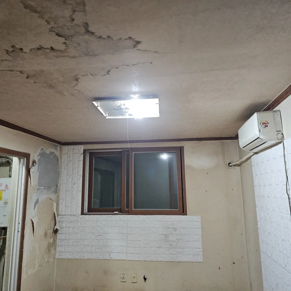 화성 몰딩교체 도장이 갈라지고 누수 자국이 번진 방 천장과 창, 벽걸이 에어컨